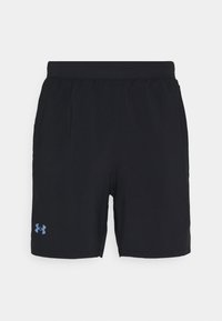 Bermudas deportivas negras con cintura elástica y bolsillos laterales, con un pequeño logo azul en la parte inferior de la pierna izquierda.