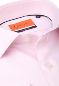 Lichtroze overhemddress met een gladde textuur, klassieke kraag, een enkele witte knop op de manchet en een merklabel met oranje en marineblauwe accenten.