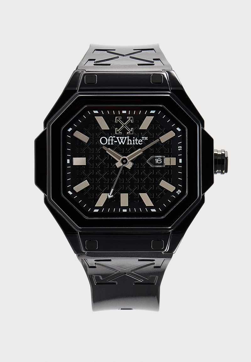 Montre-bracelet octogonale noire avec des index heures argentés, affichage de la date, logo Off-White sur le cadran et bracelet en caoutchouc avec des motifs de flèches en relief.