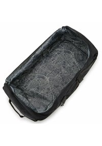 Černá taška typu duffle s interiérem s geometrickým vzorem mapy. Obsahuje dvojité uchycení, zipové uzávěr a prostornou, nevyloženou hlavní přihrádku.
