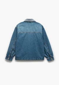 Jeansjacke, hellblau, mit klassischem Kragen und langen Ärmeln. Verfügt über ein Yoke-Design und Knopfmanschetten. Glatte Textur.