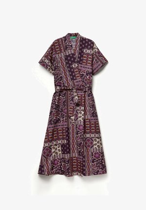 Vestido midi envolvente con patrón floral y geométrico en tonos púrpuras, con mangas cortas y cinturón de tela atado en la cintura.