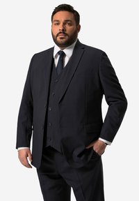 Dunkelblauer Anzug mit einreihigem Blazer, Reverskragen und einer Weste mit drei Knöpfen; beinhaltet ein weißes Hemd und eine passende Krawatte.
