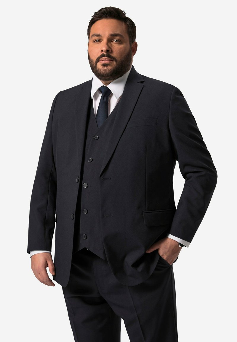 Dunkelblauer Anzug mit einreihigem Blazer, Reverskragen und einer Weste mit drei Knöpfen; beinhaltet ein weißes Hemd und eine passende Krawatte.
