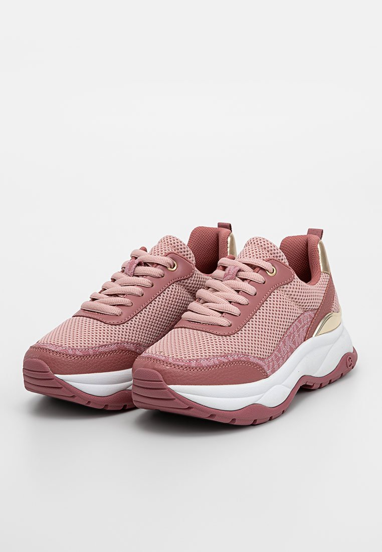 Par de zapatillas chunky de malla y sintético rosa con suelas blancas gruesas y acentos malva, mostradas sobre un fondo claro y liso.