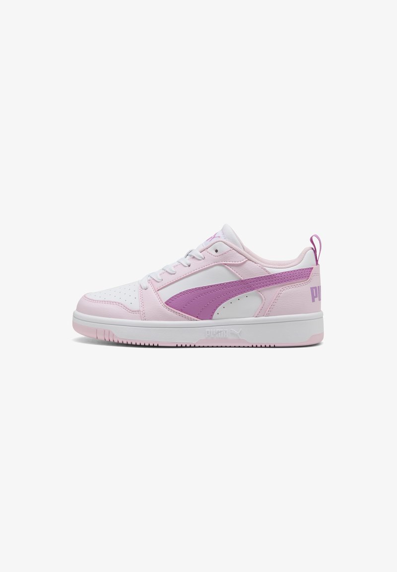 Baskets basses Puma blanches et rose clair avec une bande violette, modèle à lacets, avec un talon et une semelle marqués de la marque.