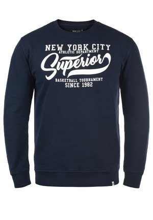 Tumedate sweatshirt pikad varrukad, ümmargune kaelus ja soonikkoes; valge kiri "New York City Athletic Department" ja "Superior."
