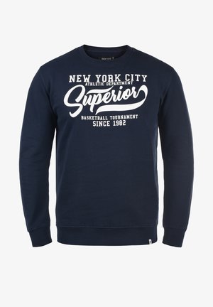 Tumedate sweatshirt pikad varrukad, ümmargune kaelus ja soonikkoes; valge kiri "New York City Athletic Department" ja "Superior."