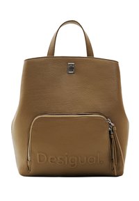 Bruine leren rugzak met een gestructureerde afwerking, zilveren hardware, een voorzak met rits en een reliëflogo aan de onderkant van de voorkant. Twee korte handgrepen.