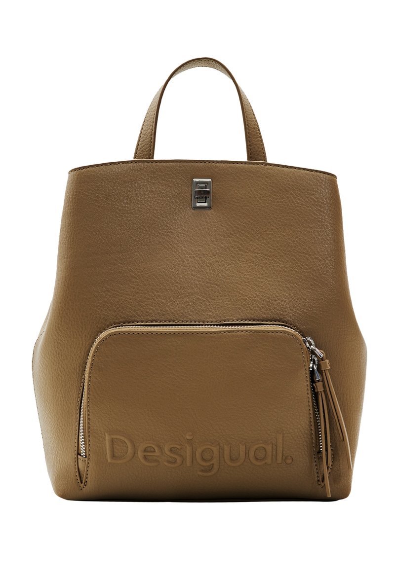 Bruine leren rugzak met een gestructureerde afwerking, zilveren hardware, een voorzak met rits en een reliëflogo aan de onderkant van de voorkant. Twee korte handgrepen.