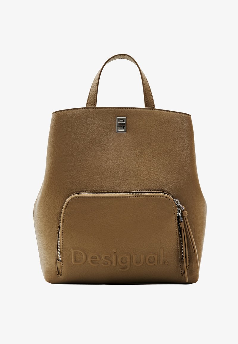 Bruine leren rugzak met een gestructureerde afwerking, zilveren hardware, een voorzak met rits en een reliëflogo aan de onderkant van de voorkant. Twee korte handgrepen.