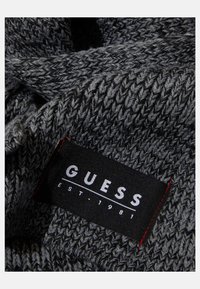 Guess - Szal