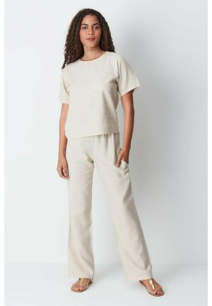 Beige Zweiteiler bestehend aus einem Kurzarmoberteil mit einer Brusttasche und lässigen Hosen mit weitem Bein. Weicher, strukturierter Stoff.