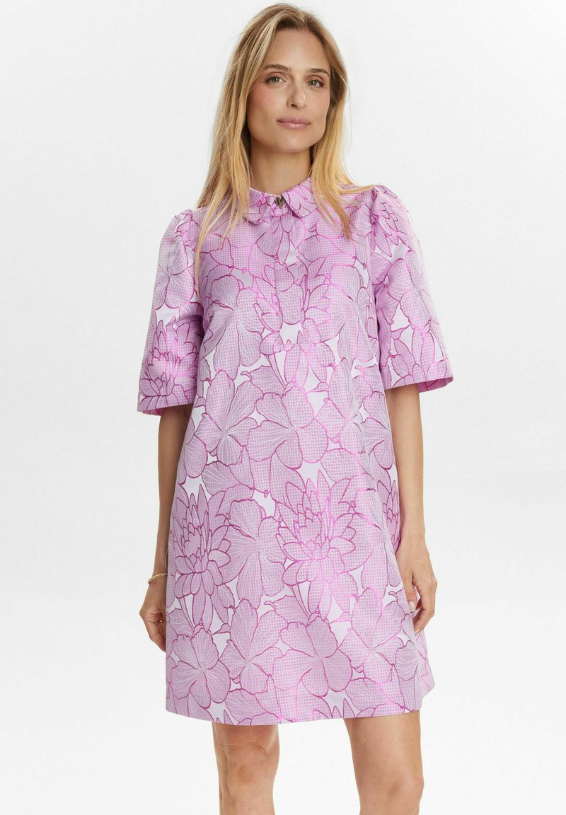Rochie roz cu flori, cu mâneci scurte, guler și mâneci pufoase, realizată dintr-un material ușor cu un model floral texturat.