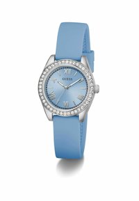 Relógio com bracelete de silicone azul-claro, caixa em tom prateado, mostrador redondo, numerais romanos e detalhes em cristal ao redor da luneta.