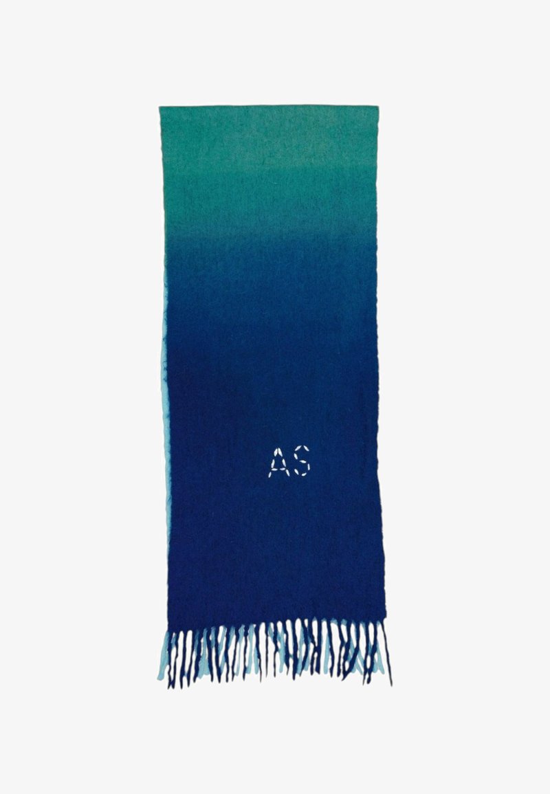 Longue écharpe dégradée du bleu au vert avec des bords effilochés et les initiales blanches brodées "AS" près d'une extrémité.