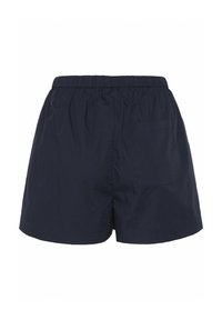 Shorts bleu marine avec une ceinture élastique et une unique poche arrière, présentés sur un fond blanc.