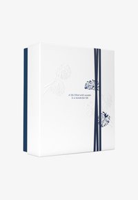 Vitt presentförpackning med blå accenter, försedd med präglade bladmönster och ett marinblått band. Texten på framsidan lyder: "Ett liv fyllt av underverk är ett underbart liv."