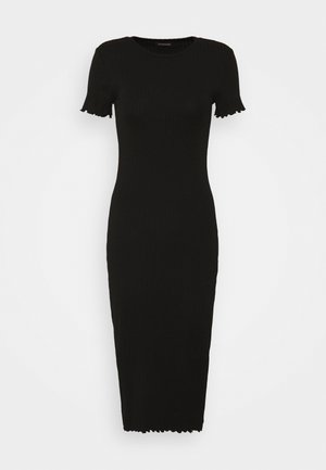 Czarna dzianinowa sukienka o prążkowanej strukturze, z krótkimi rękawami, okrągłym dekoltem i falbaniastymi brzegami. Dopasowany krój sięga do połowy łydki.