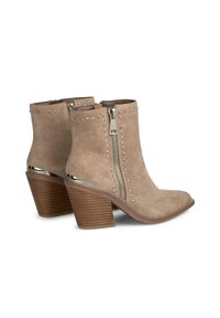 Stivaletti alla caviglia in suede beige con punta appuntita, zip laterale e dettagli in metallo argentato. Tacco in legno impilato e dettagli metalizzati sul tacco.