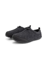 Een paar donkergrijze instapslippers met textuurstof, zwarte teentips, verstelbare togglesluitingen en trekbanden bij de hiel, schuin aan de rechterkant.