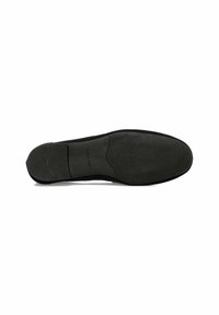 De zool van de zwarte suède schoenen heeft een gestructureerde rubberen ondergrond voor grip, een slank ontwerp met een ronde neus, en minimale merkidentificatie op de binnenzool.