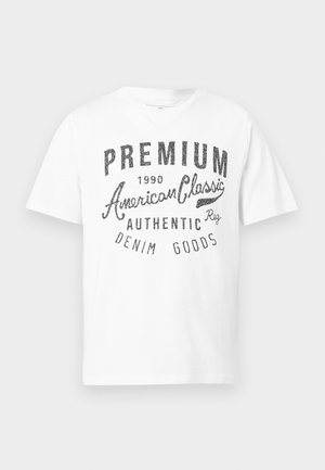 Biała bawełniana koszulka z czarnym nadrukiem tekstu "PREMIUM American Classic 1990 AUTHENTIC DENIM GOODS." Krótkie rękawy, standardowy krój.