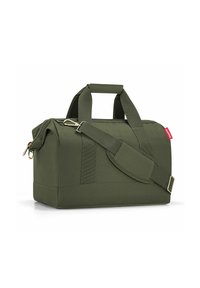 Borsone verde oliva realizzato in tessuto resistente, dotato di manici corti, tracolla regolabile e chiusura con zip.