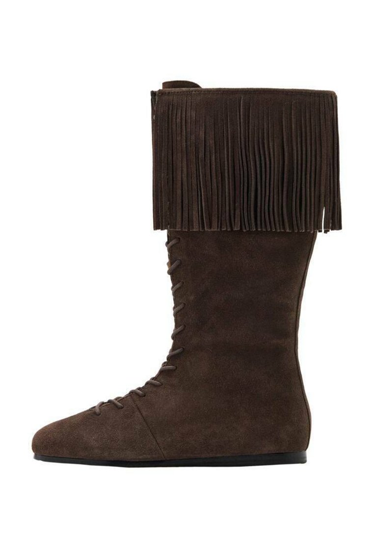 Bota de ante marrón hasta la rodilla con un borde flecado, cordones en la parte delantera y suela plana. Textura suave con un diseño de punta redonda.