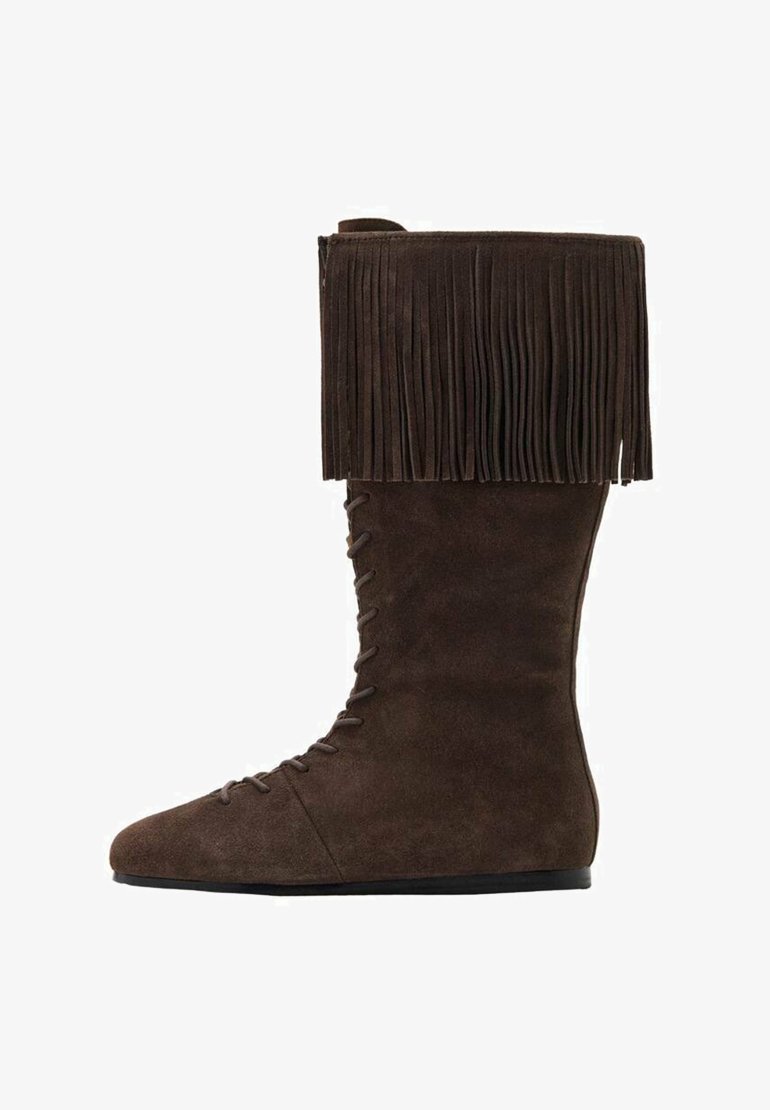 Bota de ante marrón hasta la rodilla con un borde flecado, cordones en la parte delantera y suela plana. Textura suave con un diseño de punta redonda.