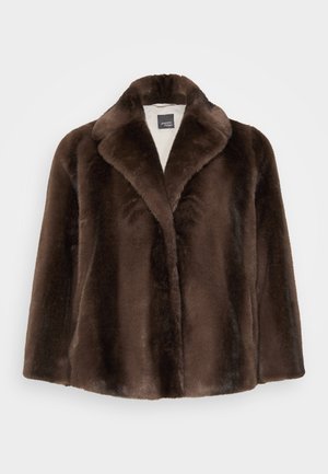 Brązowy płaszcz z sztucznego futra z wywiniętym kołnierzem, długimi rękawami i prostym krojem. Miękka tekstura, z przodu otwierany, bez widocznych zapięć.