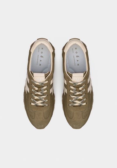 Paire de baskets en daim vert olive avec des accents crème et des lacets, vues de dessus, marque Hogan à l'intérieur.