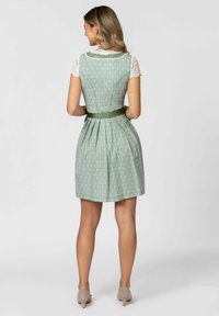 Grün gemusterter Kleid mit enganliegendem Oberteil, plissiertem Rock und einem Satin-Gürtel. Spitzendetails an den Ärmeln und ein Rundhalsausschnitt verleihen dem Kleid besonderen Charme.