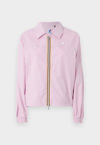 Lichtgewicht roze jack met een kraag, rits aan de voorkant met gele en blauwe strepen, elastische manchetten en een klein logo op de borst.