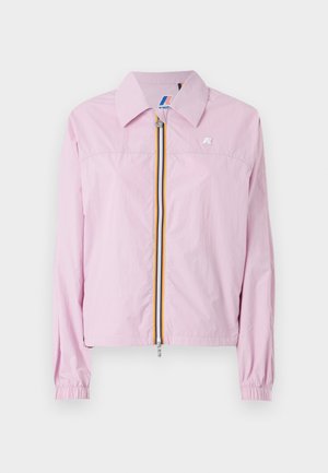 Rosas, lengvas striukė su apykakle, priekinis užtrauktukas, puošti geltonomis ir mėlynomis juostelėmis, elastingi rankogaliai ir mažas logotipas ant krūtinės.