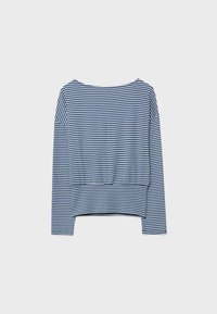 Blå og hvide vandrette stribede langærmet top med bred kant og bådudskæring, vist fladt på en lys baggrund.