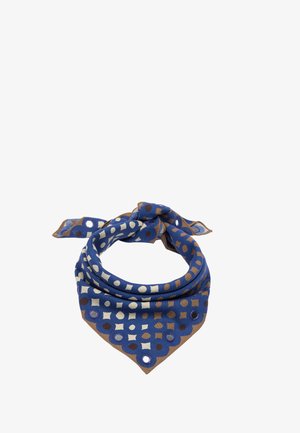 Niebieska chusta z brązowymi i beżowymi geometrycznymi wzorami, związana na supeł z falistymi krawędziami i okrągłymi wycięciami wzdłuż brzegu.