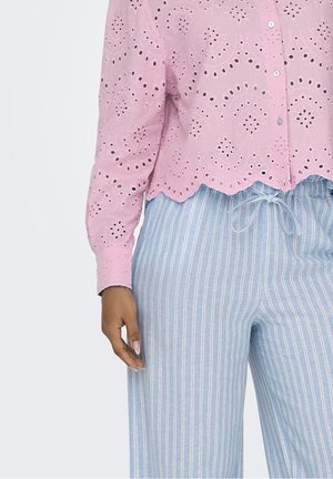 Roze laser-geknipte blouse met een golvende zoom, gecombineerd met lichtblauwe en witte gestreepte wijde broek met een verstelbare tailleband.