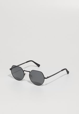 Musta metalist oktagonaalne prilliraam tumedate objektiividega ja peente tempelitega, millel on minimalismi stiil ja kerge tekstuuriga viimistlus.