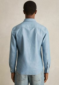 Reiss REGULAR FIT - BAYLOR CUTAWAY-COLLAR - Cămașă - light wash indigo