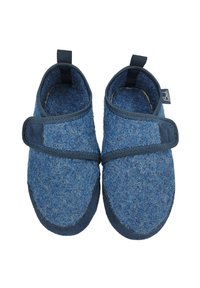 Blauwe vilten pantoffels met een klittenbandsluiting en contrasterende donkerblauwe afwerking. Rondvorm, textuur oppervlak en een trekpunt aan de achterkant.