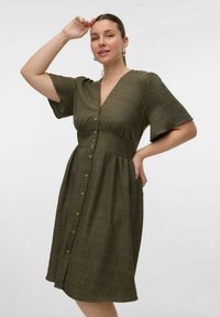 Vero Moda Curve VMCMELANEY MIDI - Marškininė suknelė - kambaba