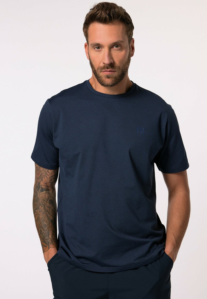T-shirt a maniche corte blu navy con collo rotondo, caratterizzato da un piccolo ricamo del logo nello stesso colore e un tessuto morbido e texturizzato.