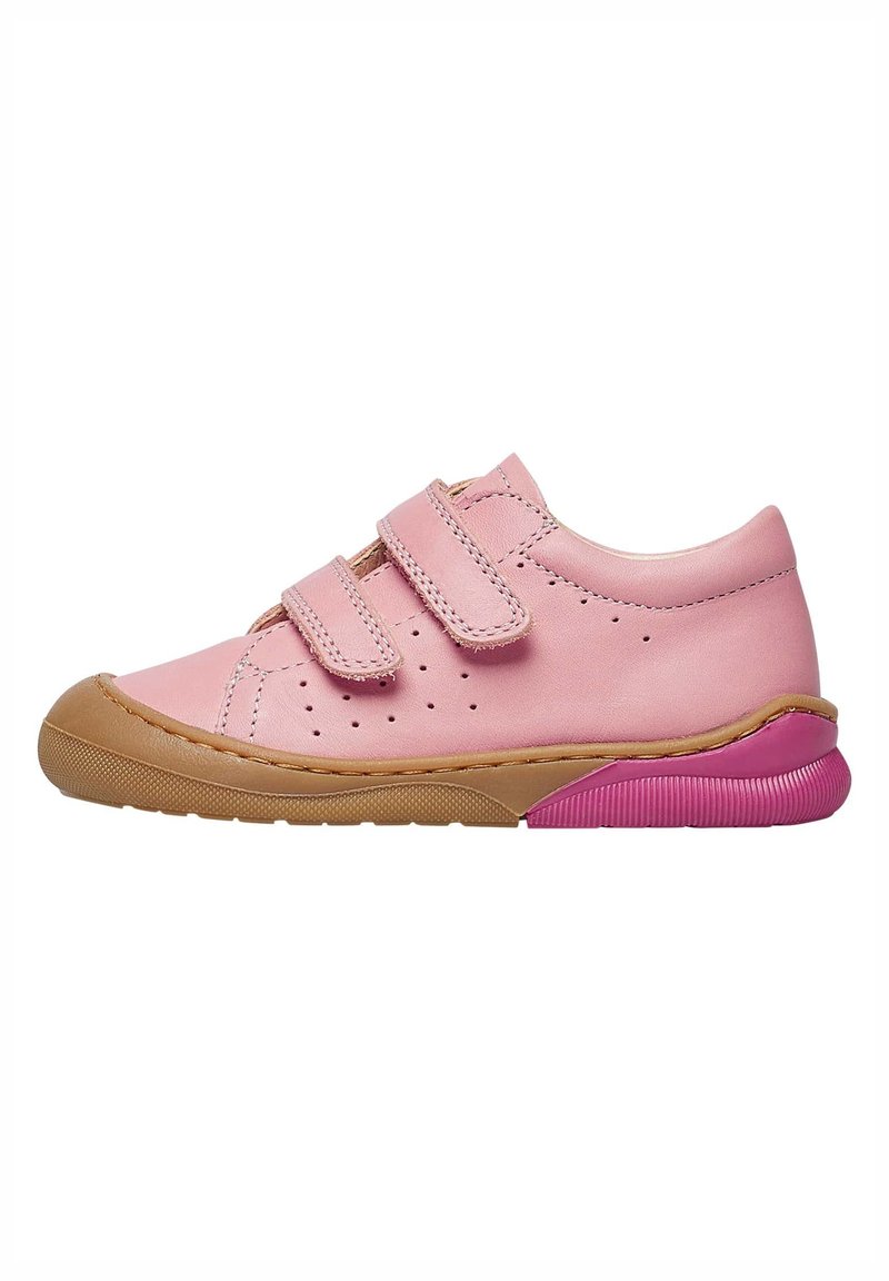 Chaussure en cuir rose avec deux brides velcro, détails perforés sur les côtés, semelle en caoutchouc marron et une touche de rose sur le talon.