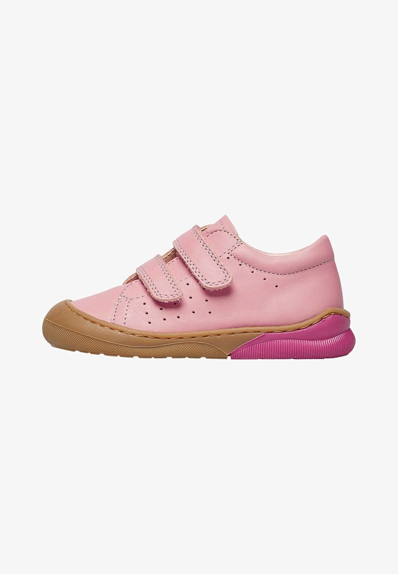 Scarpa in pelle rosa con due strap in velcro, dettagli perforati sui lati, suola in gomma marrone e un accento rosa sul tallone.