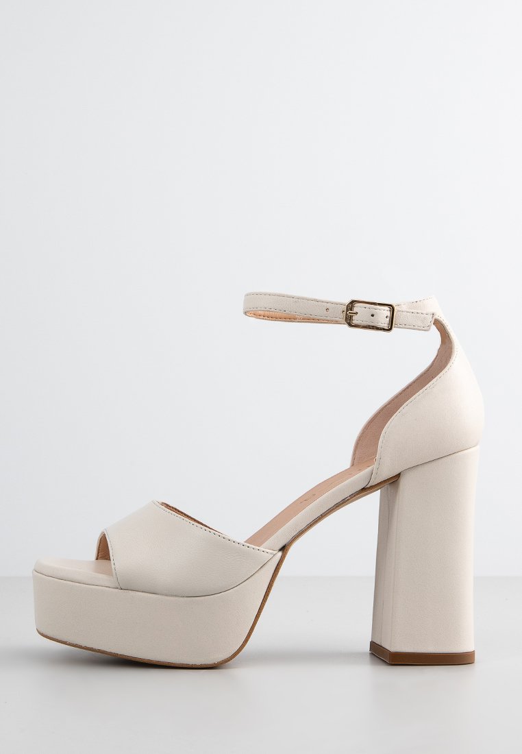 Unisa Sandalen met plateauzool crème