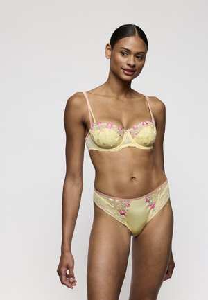 Geel kanten lingerieset met bloemrijk borduurwerk in het roze. De beha heeft een beugel en verstelbare roze bandjes; het slipje heeft een kanten rand en borduurwerk.