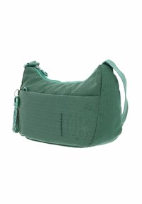 Sac en tissu texturé vert avec une forme courbe, fermeture zippée, bandoulière ajustable et une poche latérale. Présente un détail de logo et une quincaillerie assortie.