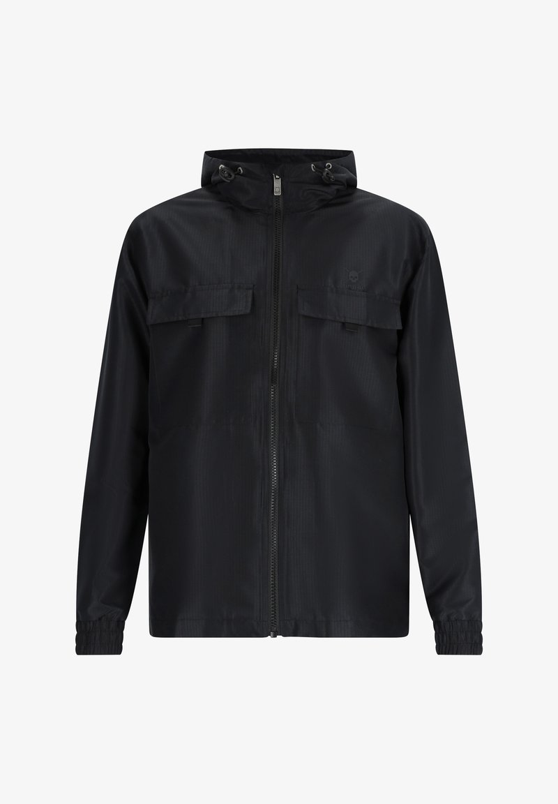 Schwarze leichte Jacke mit Reißverschluss, verstellbarer Kapuze und zwei Brusttaschen vorne. Merkmale sind elastische Bündchen und eine dezente Textur.