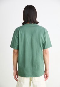 Carhartt WIP CHASE - Basic T-shirt - duck green/gold